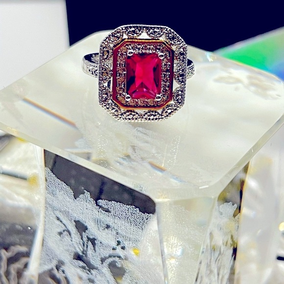 ⬇️💲Stunning .925 Silver Mixed Metal Ruby Red & Rhinestone Ring♥️⭐️💍 - Picture 5 of 6